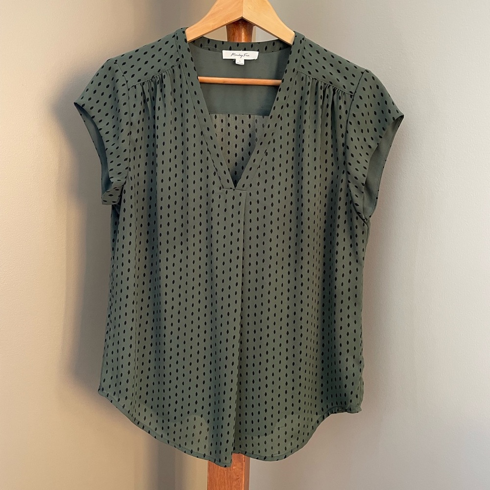 Women’s Olive w/Black Dots V-neck Cap Sleeve Blouse Excellent Condition Large